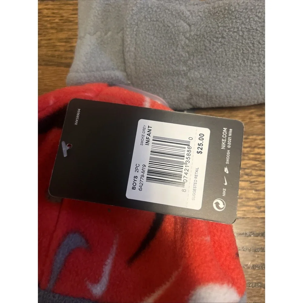 Nike Baby Boy Brand New Matching Hat And Mitten Set